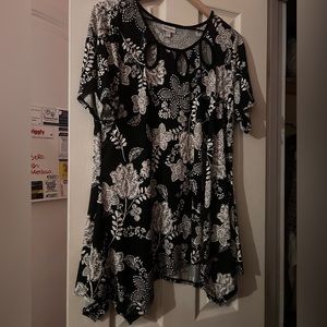 Like new! NWOT Avenue Top